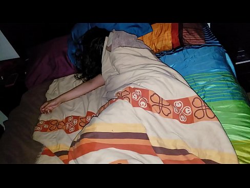 ❤️ Stiefson beréiert seng jonk Stéifmamm wärend hatt schléift. ️ Schéine Porno bei eis ❌️❤