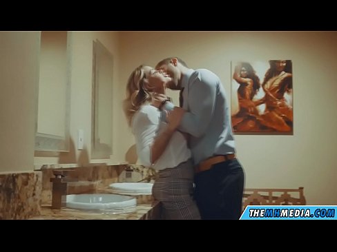 ❤️ Wann eng Busty Blond Iech an engem ëffentlechen Toilette verféiert ️ Schéine Porno bei eis ❌️❤